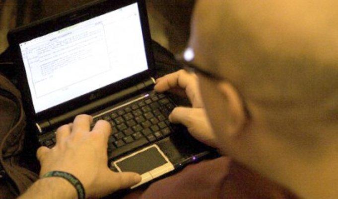 Încerca să vândă laptopurile furate într-un bar